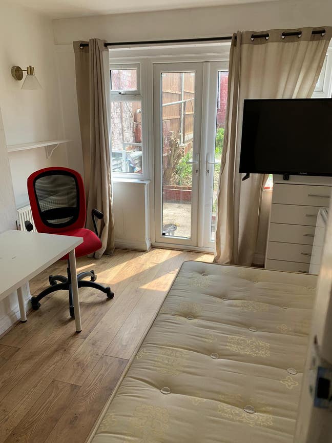 4 rooms available in the same house in Neasden NCR Main Photo