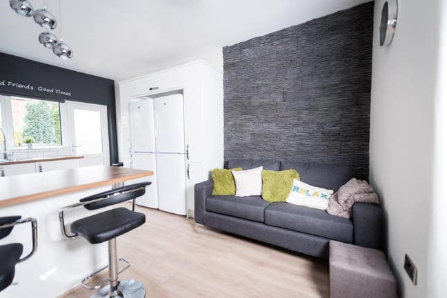 🏥 Walk to Salford Royal | Parking | Metrolink Main Photo