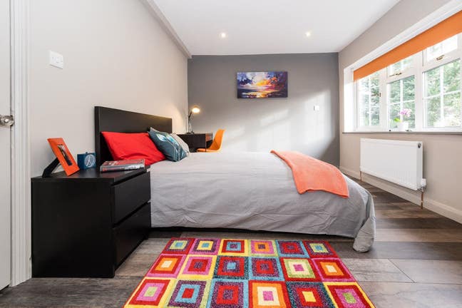 Bright Ensuite Room | Bills + WiFi Included Main Photo