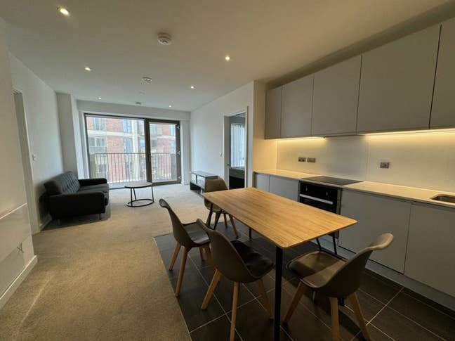 Room to rent in lovely apartment building Main Photo