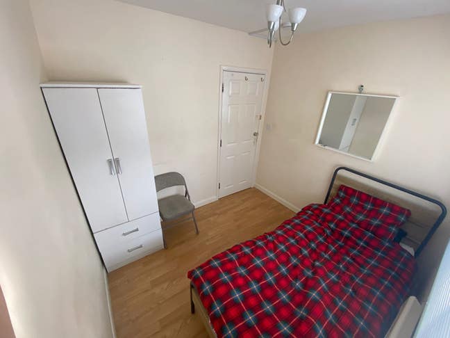 Cosy room in friendly house close to Woking town Main Photo