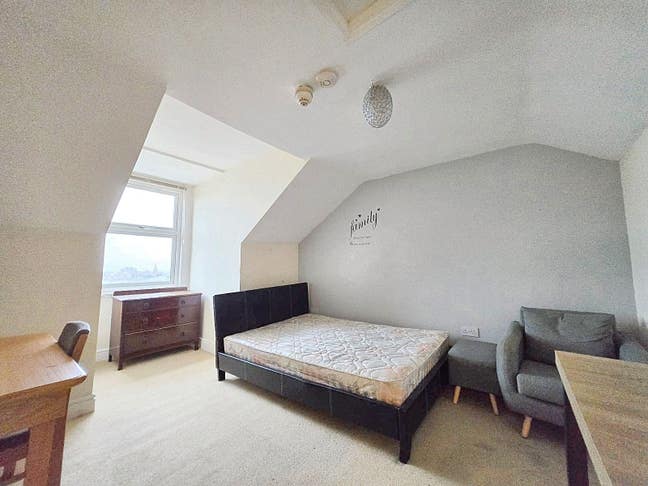 Stunning House with Kitchenettes/ Close to Station Main Photo