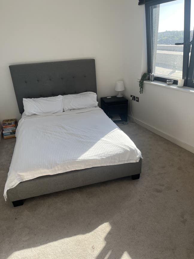 En-suite room in city centre flat Main Photo