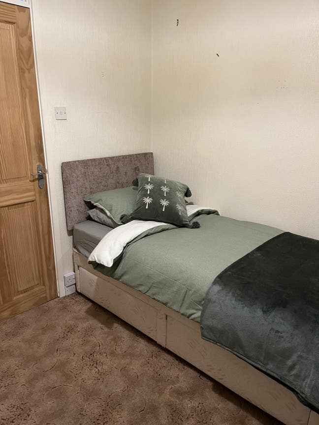 Small bedroom in lovely detached Bungalow  Main Photo