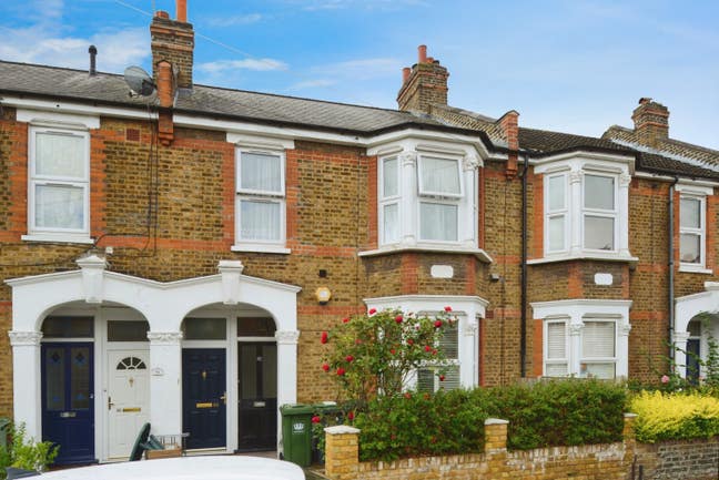 Charming 1/2 Bedroom Garden Maisonette Main Photo