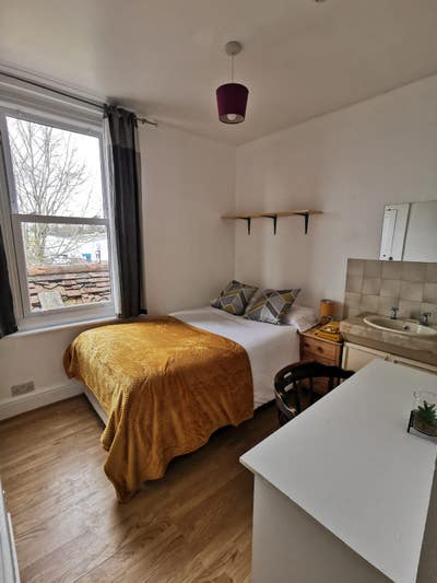 1/2 Price Deposit* Modern Double Room with Sink! Main Photo