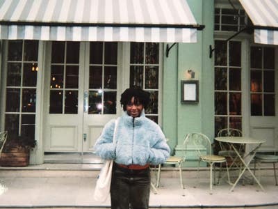 25 year old woman looking for double room  Main Photo