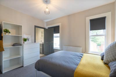 **Stylish Furnished En-Suite Room Close to Town** Main Photo