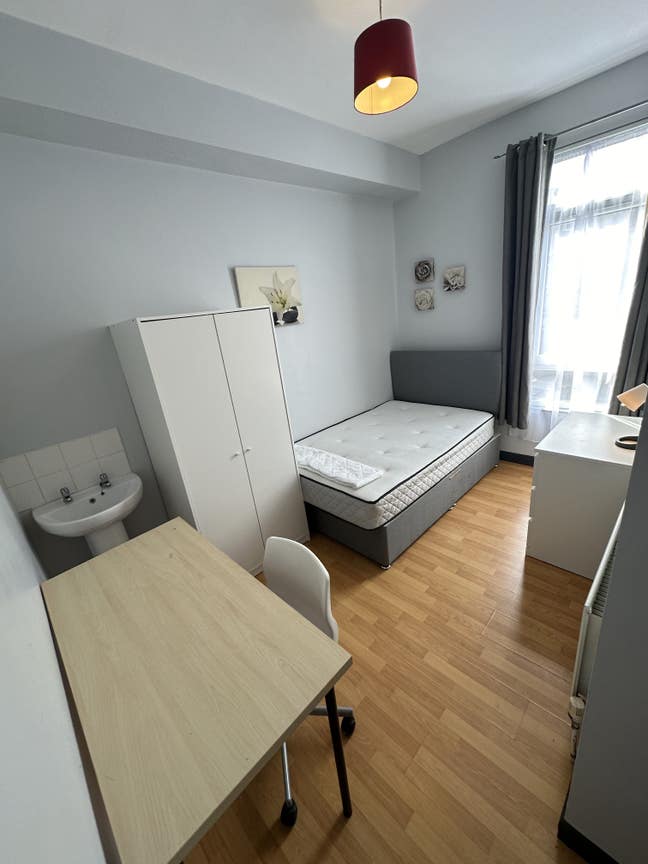 Superior Doubles Just off Botanic Near Queens Main Photo