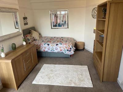 Newly refurbished Large Double Room Main Photo