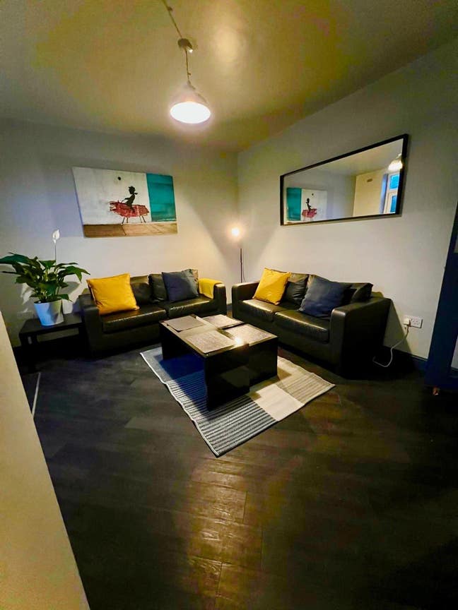 Spacious Room In Friendly 6-Bed House!!! Main Photo