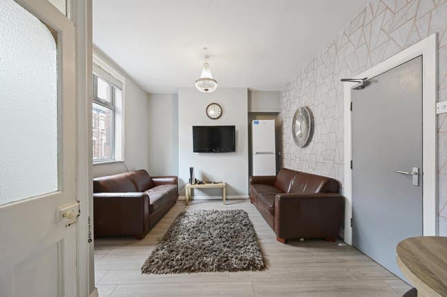 Rooms near train station 4 min walk 🚶weekly clean Main Photo