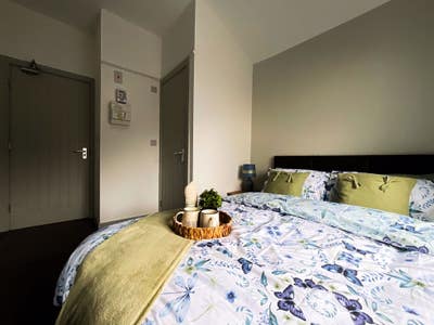 Great room Available NOW, Central Location !! Main Photo