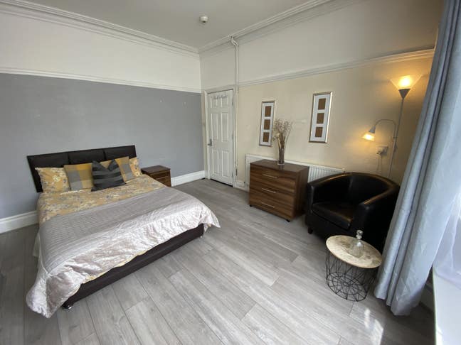 Stamford Rd- Town centre Large Double Ensuite Room Main Photo