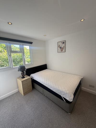 Beautiful rooms to rent 12 minutes walk to QEH Main Photo