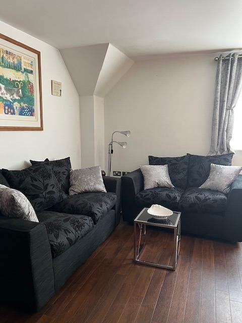 Rare Find - lge dble ensuite nr centre Main Photo