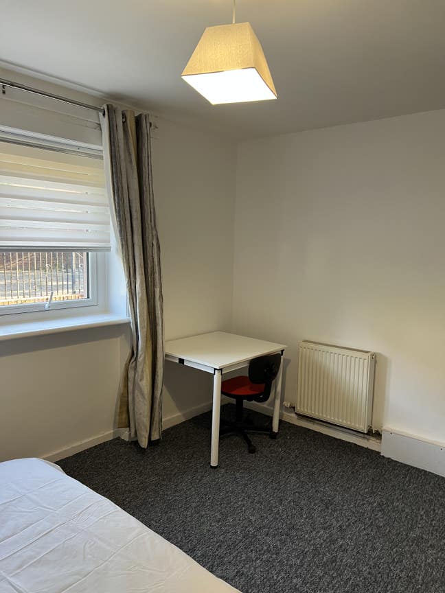 Double Sized Room in a 3 bedroom flat Main Photo