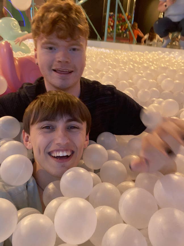 22yo Couple, Young Professionals 🤩 room/buddy up? Main Photo