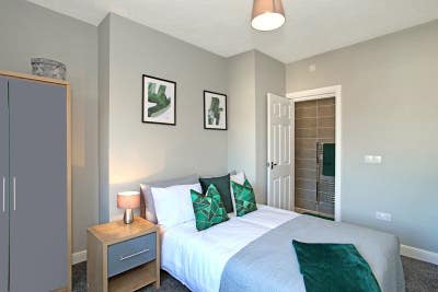 Quick walk to the city centre!  Main Photo