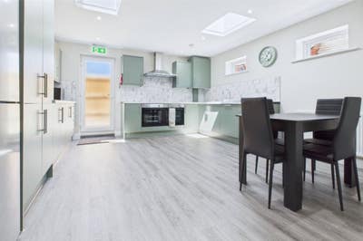 Room 5 + Ensuite  Main Photo