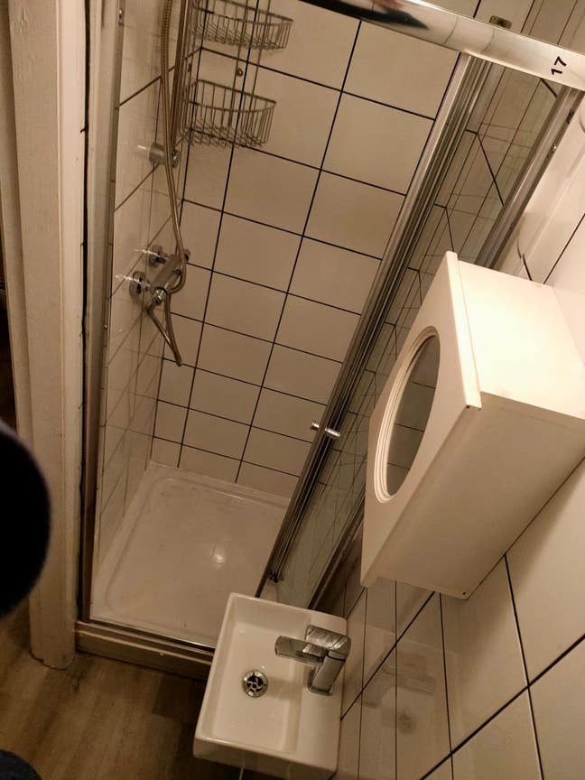 Large double room with won shower and toilet  Main Photo