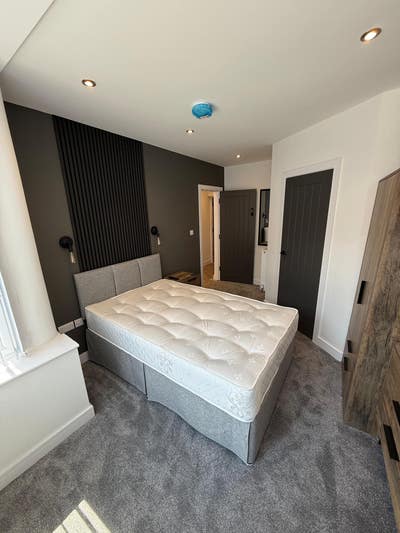 Stunning Room with En-Suite in New Refurb Home  Main Photo