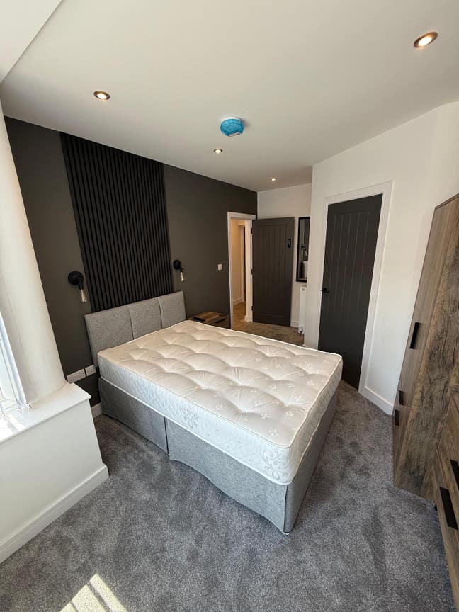 Stunning Room with En-Suite in New Refurb Home  Main Photo