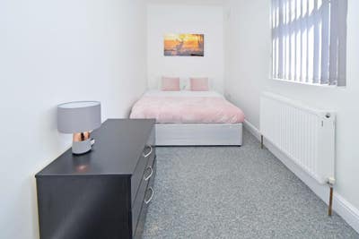 4 Bedroom House At &pound;900 Only (Bills Excluded) Main Photo