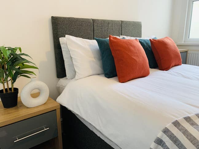 Perfect room in a great location - female tenant!  Main Photo