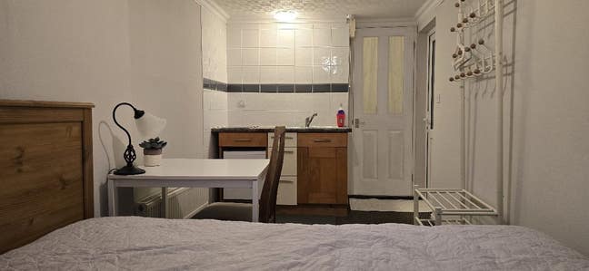 One single en-suite room with separate enterance Main Photo
