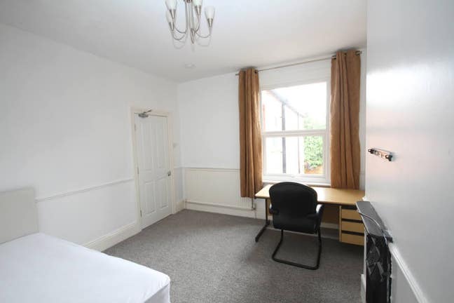 2 double ensuite bedrooms in a large Victorian hou Main Photo