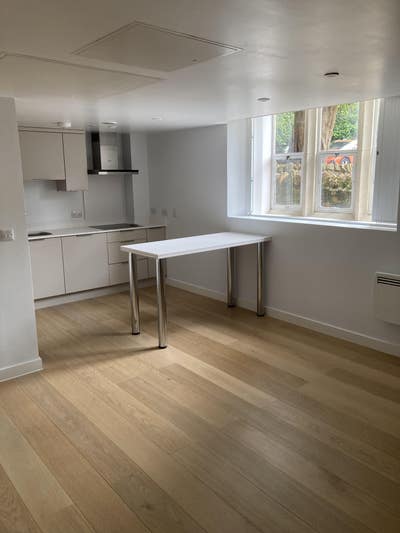 Room in 2 bed flat, central Clifton with parking Main Photo