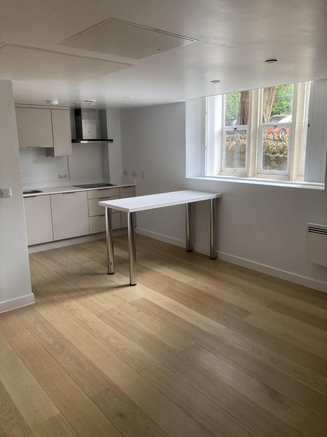 Room in 2 bed flat, central Clifton with parking Main Photo