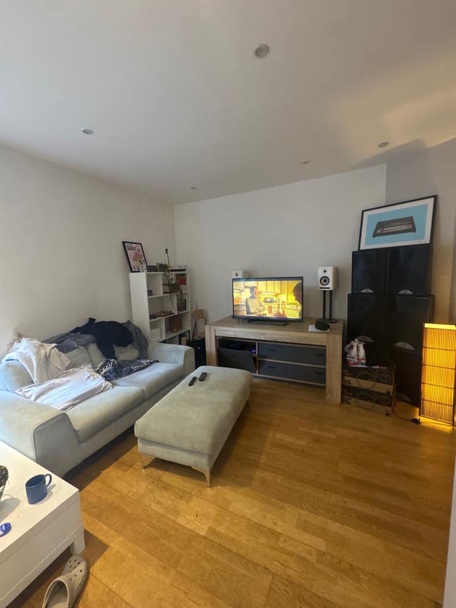 Victoria Park 2 Bed Flat Main Photo