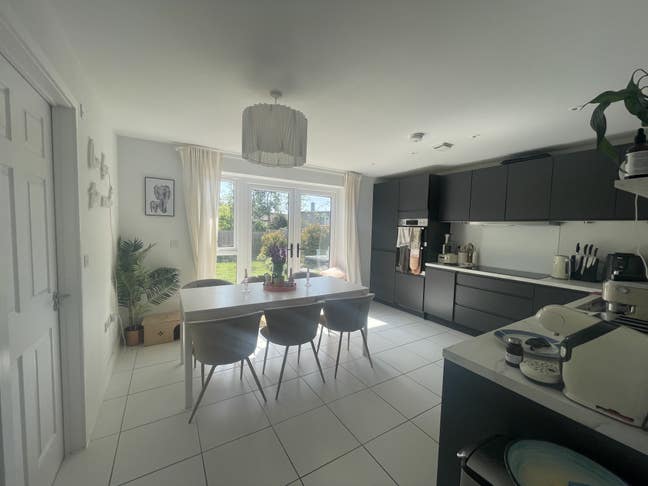 All bills inc, new build Female house! Main Photo