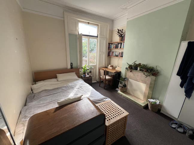 Lovely downstairs room with garden access Main Photo