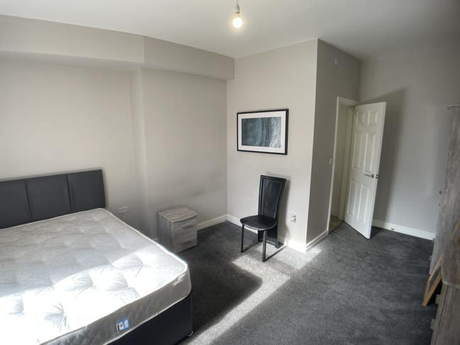 Large room with own shower room & toilet Main Photo