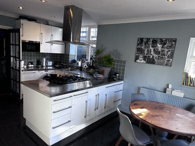 Room to rent in large and beautiful family home Main Photo