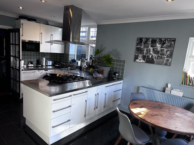 Room to rent in large and beautiful family home Main Photo