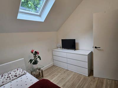 Bright Single Room with TV & Storage – £500/month  Main Photo