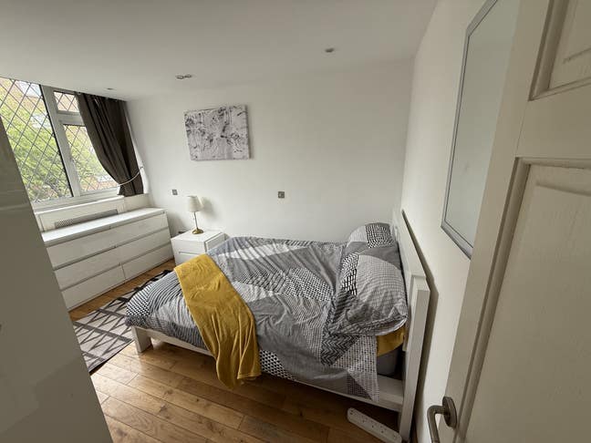 Large bright double room+separate "office space"  Main Photo
