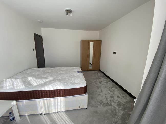 Lovely Room in Quiet Street Close to Amenities Main Photo