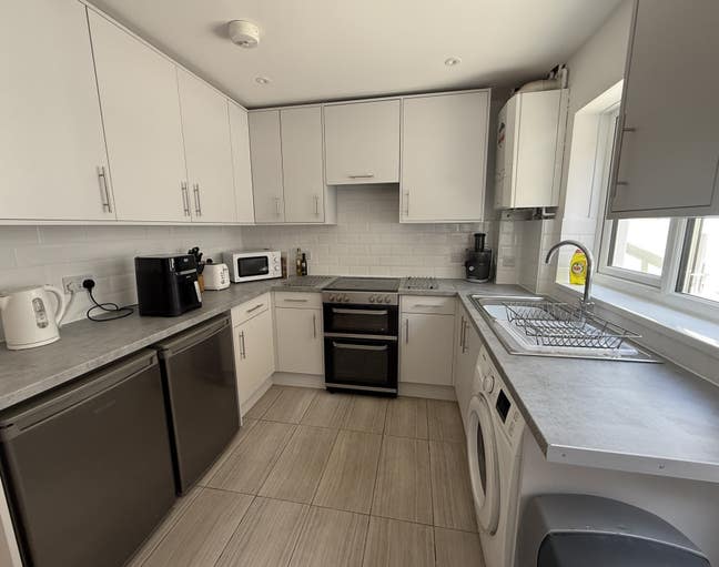 Newly Refurbished Large Double Room Main Photo