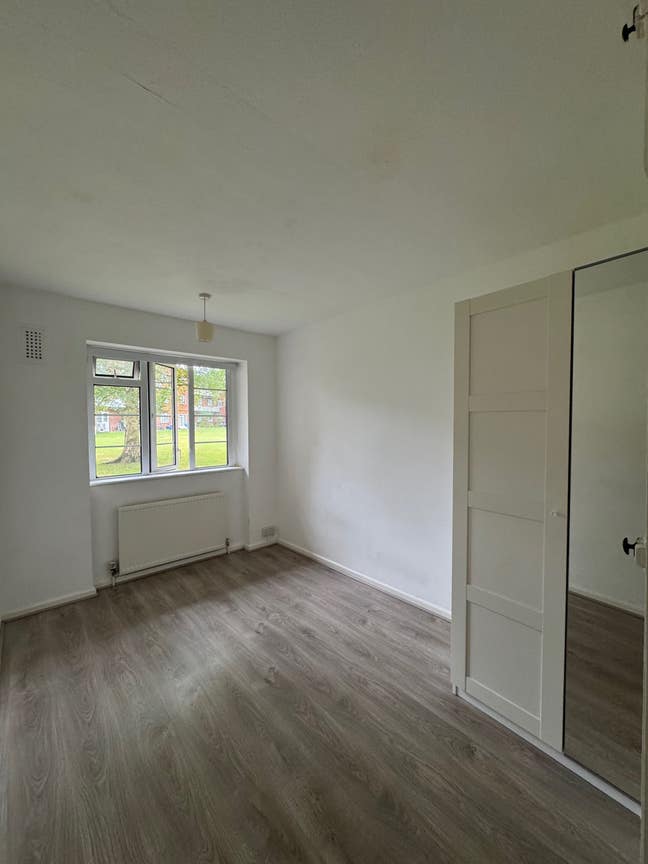 Double bedroom in large ground floor flat  Main Photo
