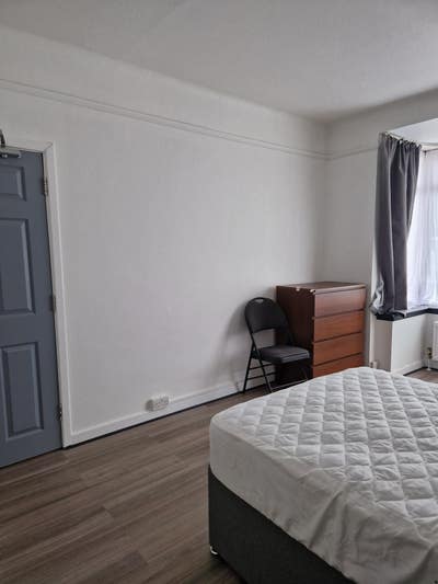 Shared House Spacious Double Room to Let N11      Main Photo