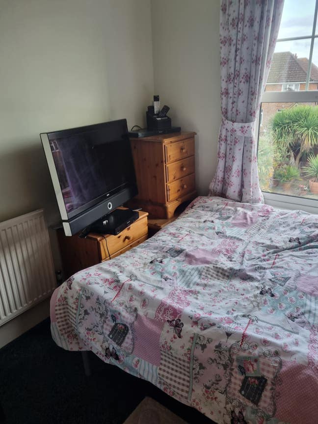 Large double room, parking, near Gen Hospital Main Photo