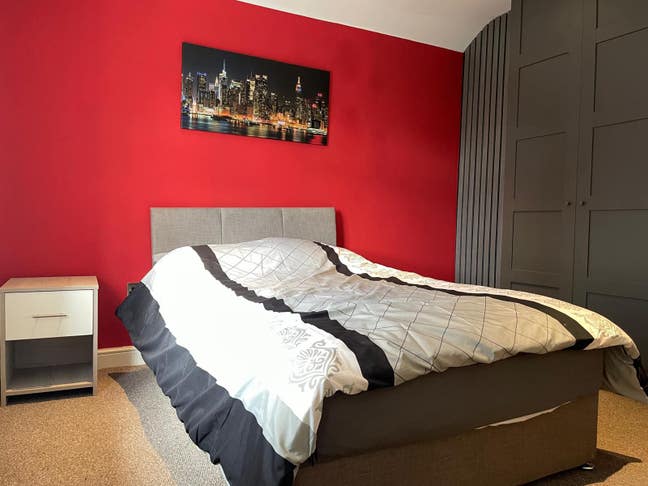No Fees - Low Deposit - Large Furnished Room Main Photo