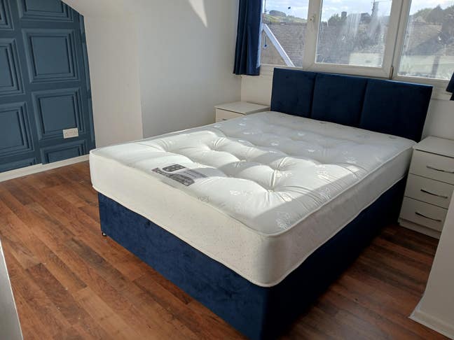 Stunning Ensuite Room – Newly Renovated (Sladen St Main Photo