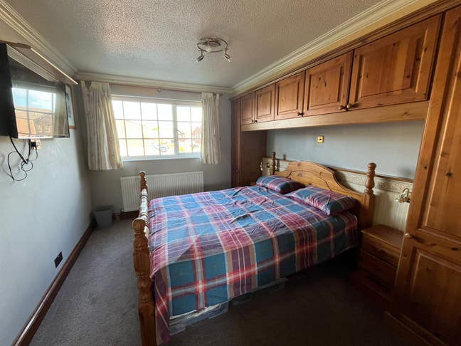 Spacious Master Bedroom 7 min. Tesco - Green Park Main Photo