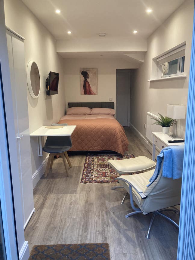 Self contained Double en-suite /kitchenette Main Photo